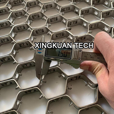 L Jenis heksagonal Hex Metal Mesh 1.5 × 20mm × 45mm Untuk Lapisan Tahan Api